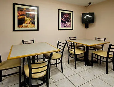 Super 8 By Wyndham Bridgeton/Arpt/St Louis Area Hotel